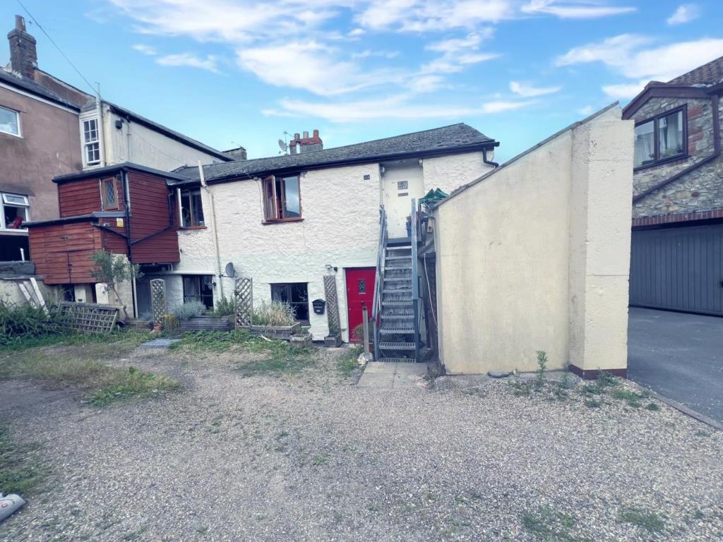 Lot: 106 - VACANT COMMERCIAL UNIT WITH FREEHOLD INVESTMENT - General view of the rear tenement and car parking